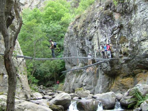 Ponts penjats sobre la riera de Thuès