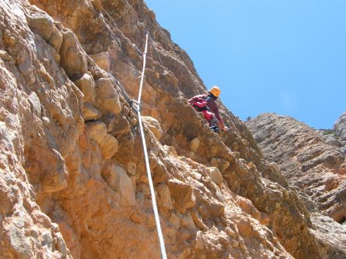 Anna obrint el al 5 llarg de la via de 6a+, amb les tipiques panxetes de la zona