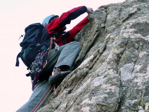 2a agulla del Serrat del Corb: passant una cinta per un pont de roca.