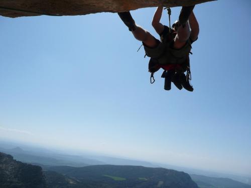 Al principi del L4 t'has de penjar d'una anella-spit força gastada. La continuació és una placa desplomada de 6b força bèstia si no ets un habitual del rocòdrom.