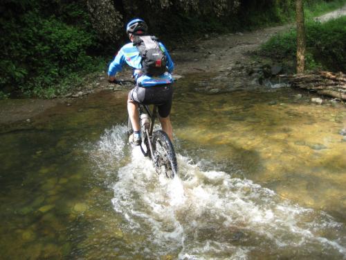 Creuant el torrent de St. Martí.