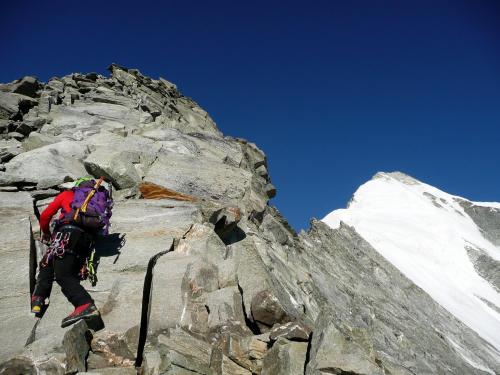escalant la cresta de roca, abans d'arribar als 500 m de neu finals