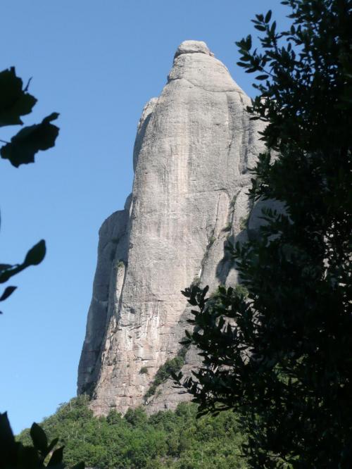 El perfil de l'aresta nord del Bisbe.