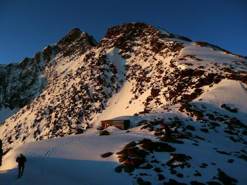 Refugi Durier, 3370m. Al fons l'Aiguille de Bionnassay, 4052m. 