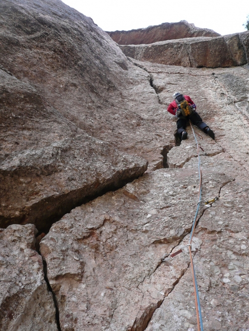 L9, fissura de 6b+ (o V/Ao) equipada amb claus i burils cutres...
