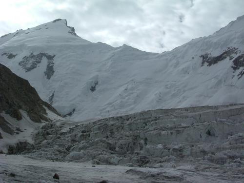 Chogolisa (7665 m) i la seva cara oest