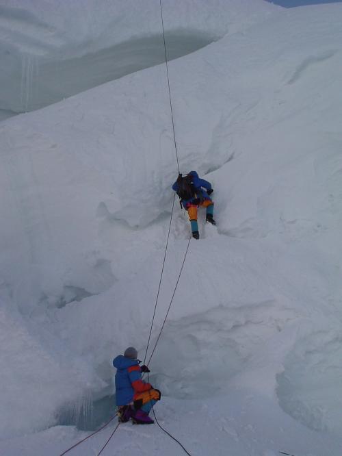 6700 metres, superant el serac a la paret oest del Chogolisa