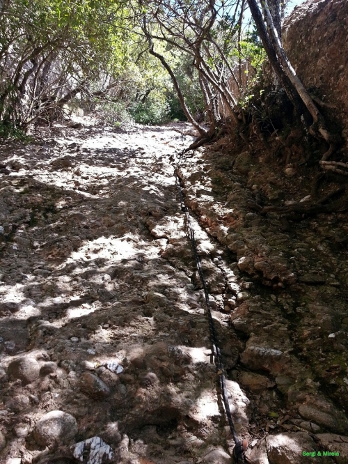 Pujant amb ajuda de cordes a la Miranda dels Ecos