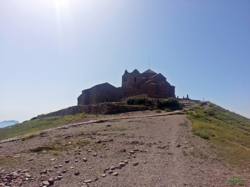 Arribant al monestir de Sant Llorenç del Munt (La Mola)