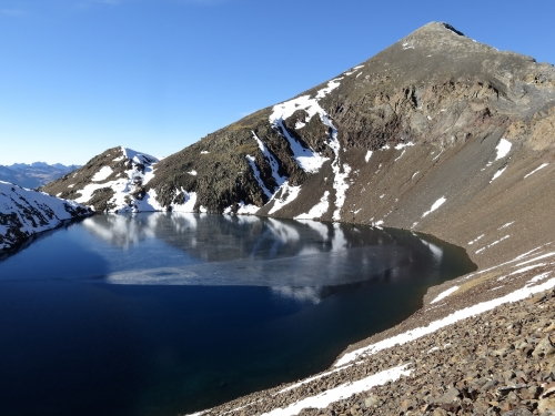 Ibón de Tebarrai amb el cim darrera