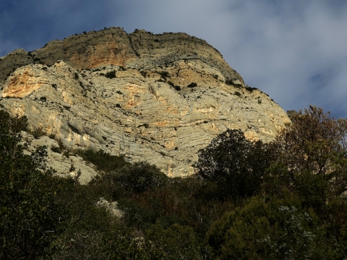 Cinglera dels Esplovins, amb l'Esperó de les Orenetes a la dreta.