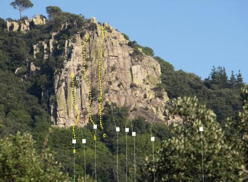 a: ART RUPESTRE (35m, desequipada),  b: VIA DE LES ALSINES,  c: (sense nom)  (55m, equipada, 6a+)