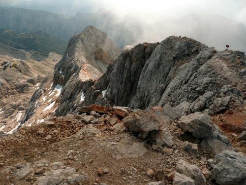 la cresta de roca que condueix al cim